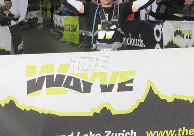 Nach 9 Stunden, 30 Minuten und 41 Sekunden im Ziel: Adrian Brennwald gewinnt die Erstaustragung des Ultralaufs «The Wayve» rund um den Zürichsee. (Bild zvg.)