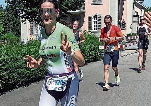 Susanne Müller, Stallikon, auf den letzten Metern des Zytturm-Triathlons in Zug. (Bild Kurt Müller)