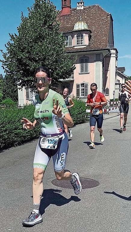 Susanne Müller, Stallikon, auf den letzten Metern des Zytturm-Triathlons in Zug. (Bild Kurt Müller)