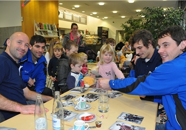 Verteilten im Kafi 27 des Spitals Affoltern Plüschtiere und Autogrammkarten, von links: Glen Metropolit, Andy Wozniewski, Fabian Sutter und Captain Duri Camichel. (Bild Werner Schneiter)
