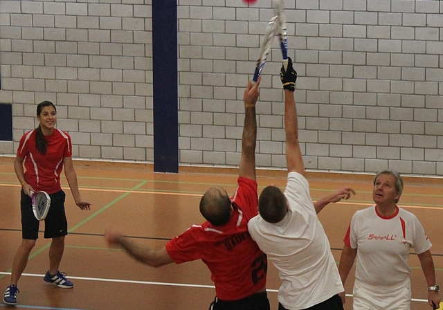 Anspiel eines Smolball-Matches - rechts Janusz Smolinski. (Bild zvg.)