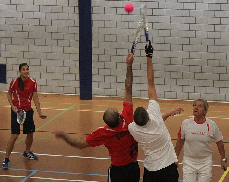 Anspiel eines Smolball-Matches - rechts Janusz Smolinski. (Bild zvg.)