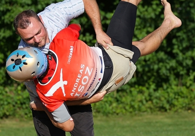 Christian Schönenberger lässt Andreas Isoz keine Chance. (Bild Daniel Loosli)