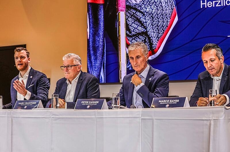 Sandro Frei (ganz links) im Einsatz an der ZSC-Pressekonferenz zum Saisonstart: Neben ihm (von links) Marc Crawford (Trainer ZSC Lions), Peter Zahner (CEO ZSC Lions AG) und Marco Bayer (Trainer GCK Lions). (Bild zvg)