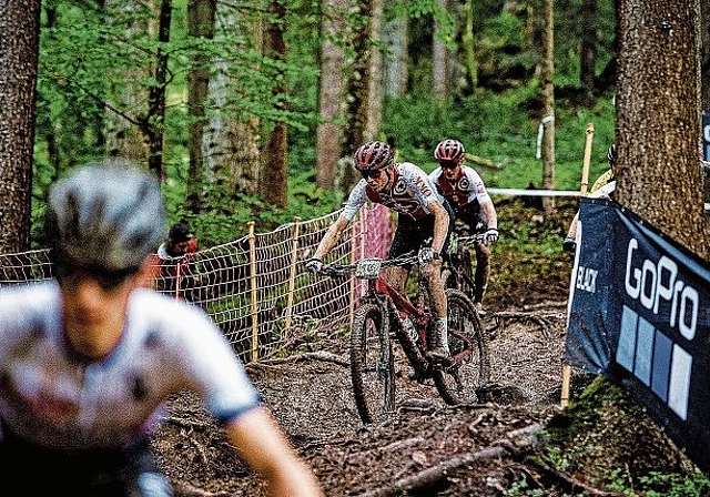 Timo Müller zirkelt sich auf der schweren WM-Strecke in Leogang eine glitschige Waldabfahrt hinunter. (Bild Armin Küstenbrück)