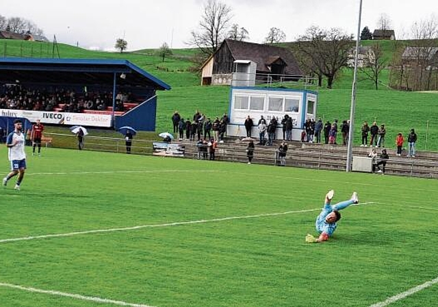 Tuggens Keeper Alessandro Merlo ist beim 1:0 durch Marc Figueiredo (ganz links) chancenlos. (Bild Kaspar Köchli)