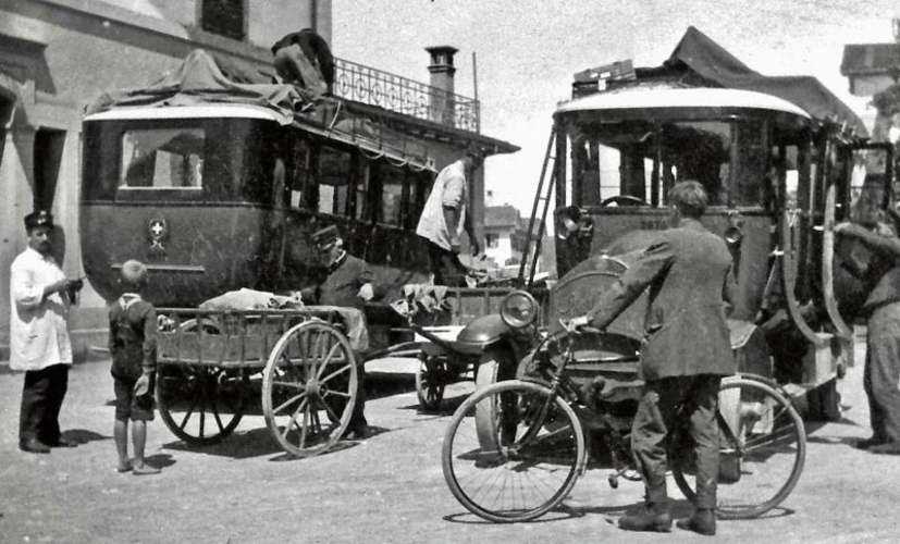 Zwei «Kraftwagen» der Postverwaltung werden in den frühen 1920er-Jahren am Bahnhof Affoltern nach Ankunft aus Bremgarten-Ottenbach und Sihlbrugg-Hausen entladen. Hier erfolgte der personalintensive Umlad der Postsendungen von der Bahn auf die Automobilpost. (Bild Ortsmuseum Affoltern)