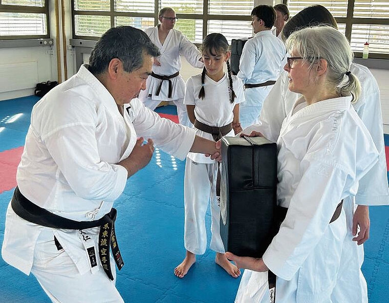 Lernen vom Chef-Instruktor der Karate-Welt: Mabuni Sensei (links). (Bild zvg.)