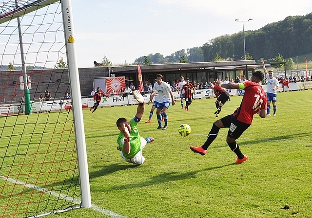 WBs Henry Acosta überwindet kurz vor Schluss Boban Antic zum 3:3. (Bild Kaspar Köchli) 