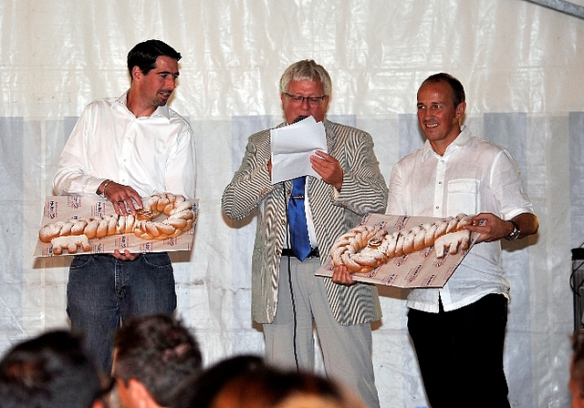 Symbolische Schlüsselübergabe des Wettswiler Gemeindepräsidenten Hanspeter Eichenberger (Mitte) an die Vereinspräsidenten Sven Bürki (Streethockeyclub Bonstetten-Wettswil, links) und Adrian Gallmann (FC Wettswil-Bonstetten). (Bilder Martin Platt