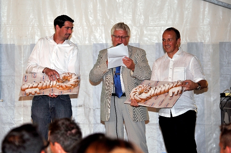 Symbolische Schlüsselübergabe des Wettswiler Gemeindepräsidenten Hanspeter Eichenberger (Mitte) an die Vereinspräsidenten Sven Bürki (Streethockeyclub Bonstetten-Wettswil, links) und Adrian Gallmann (FC Wettswil-Bonstetten). (Bilder Martin Platter)
