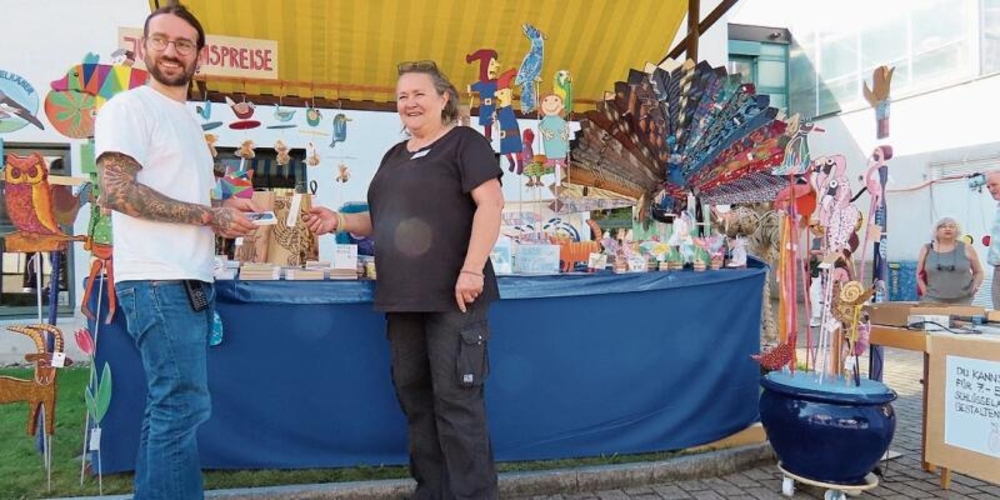 Manuela Ueltisch, Mitarbeiterin der Beschäftigung, bei der Beratung an ihrem Verkaufsstand. (Bilder Marcus Weiss)