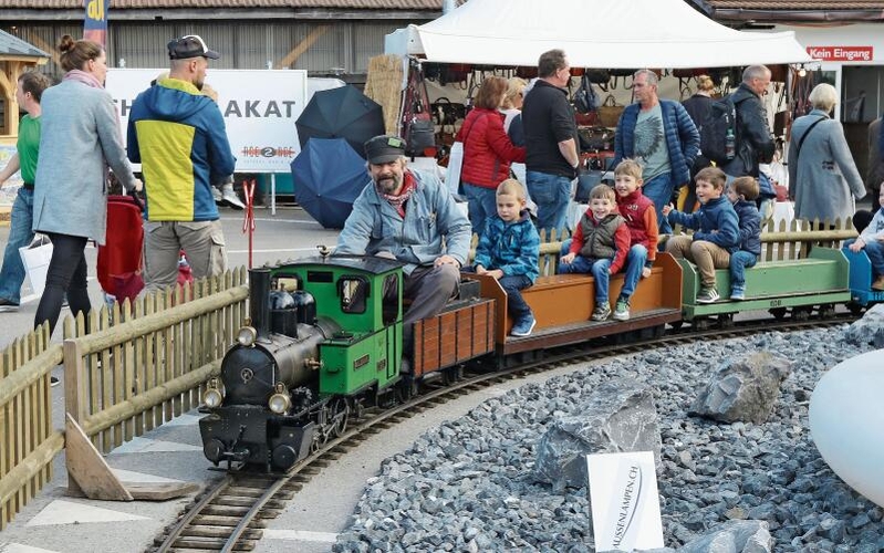 Die kleine Eisenbahn am Messe-Eingang ist eine der ältesten Attraktionen. (Archivbild Daniel Frischherz)