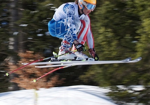 Wie einst Bernhard Russi oder Franz Heinzer: Morris Blom beim Sprung im Super-G. (Bild zvg.)