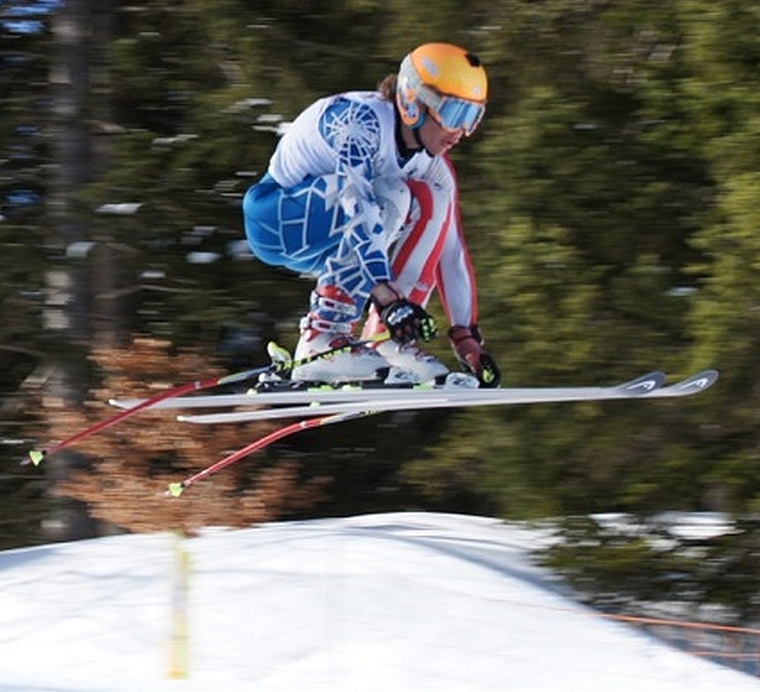 Wie einst Bernhard Russi oder Franz Heinzer: Morris Blom beim Sprung im Super-G. (Bild zvg.)