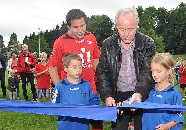 Köbi Kuhn: Erst das Band durchschneiden ...... und dann mit Junioren für Erinnerungsfotos posieren. (Bilder Werner Schneiter)