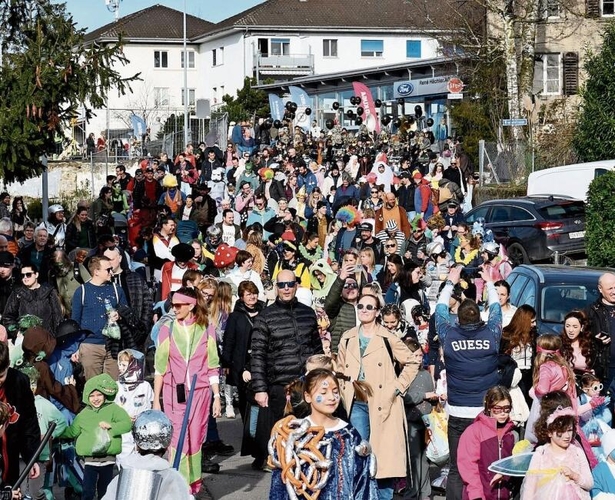 Der Fasnachtstross bewegt sich durchs Dorf. (Bilder Dominik Stierli)