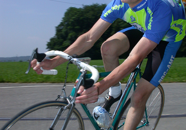 Momentaufnahme aus glücklichen Tagen: Heiri Frick bei seinem geliebten Hobby als Aktiver des Radrennclubs Amt. (Bild Martin Platter)