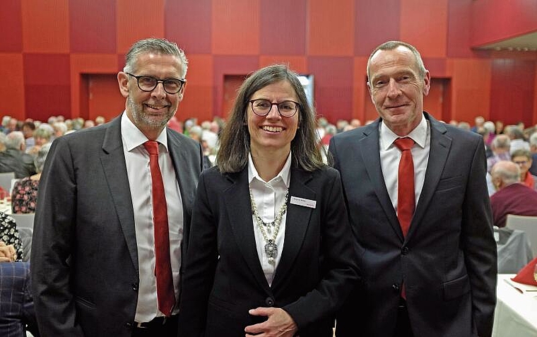 Arianne Moser, Verwaltungsratspräsidentin der Raiffeisen-Genossenschaft Kelleramt-Albis, flankiert von Matthias Bär (links), Leiter der Geschäftsstelle Affoltern, und André Bächinger, Vorsitzender der Bankleitung, freut sich, dass sie 
zahlreich