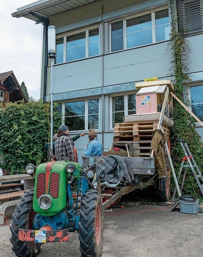 Designmässig noch verbesserungsfähig, aber technisch brauchbar: die auf Holzpaletten vor einem Zimmerfenster erstellte Heizung des Torfländer Solex-Clubs aus Rifferswil. Der Notstrom-Generator steckt oben im Holzkasten auf der Matratze. (Bild Daniel Vaia)