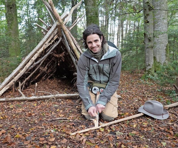 Der Bonstetter Survival-Guide Nabil El Nadeim, 38, macht Feuer mit einem Feuerstahl. (Bilder Livia Häberling)