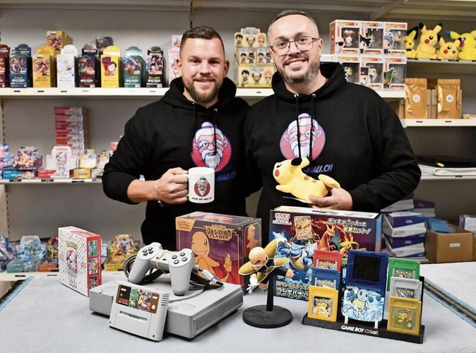 Christof Suter (33) und Ize Halilovic (32) sind seit ihrer Kindheit Fans der Anime-Welt. Seit vergangenem Jahr verkaufen sie in ihrem Onlineshop namens Mr. Mali Fanprodukte aller Art. (Bilder Livia Häberling)