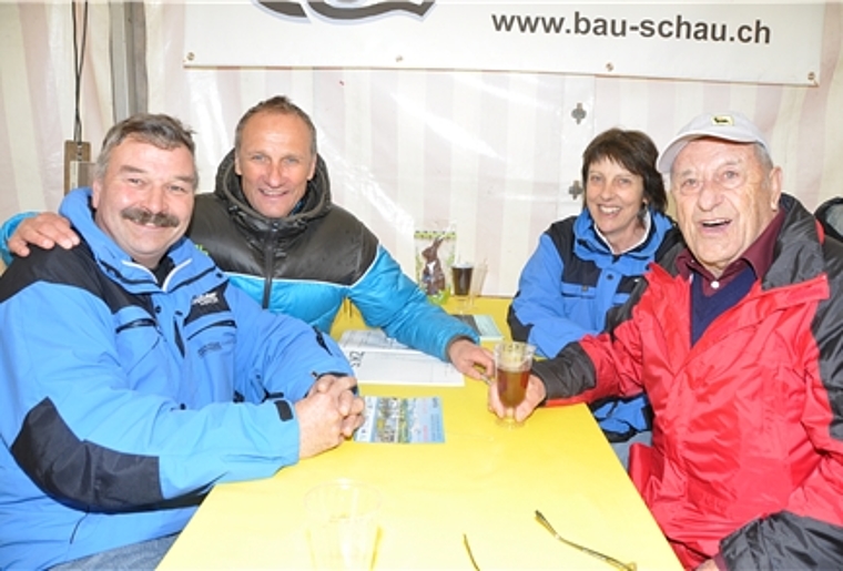 Fröhliche Runde im Festzelt, v.l.: Peter Odermatt, Geschäftsführer der Ruckstuhl AG in Affoltern, FCA-Präsident Franz Liebhart, der als Speaker einsprang, Anita Odermatt und Adolf («Knorrli») Gut, langjähriger Helfer. (Bild -ter.)
