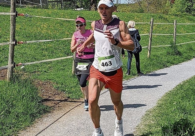 Adrian Brennwald kurz vor dem Ziel des Sihltaler Frühlingslaufs. (Bild zvg.)