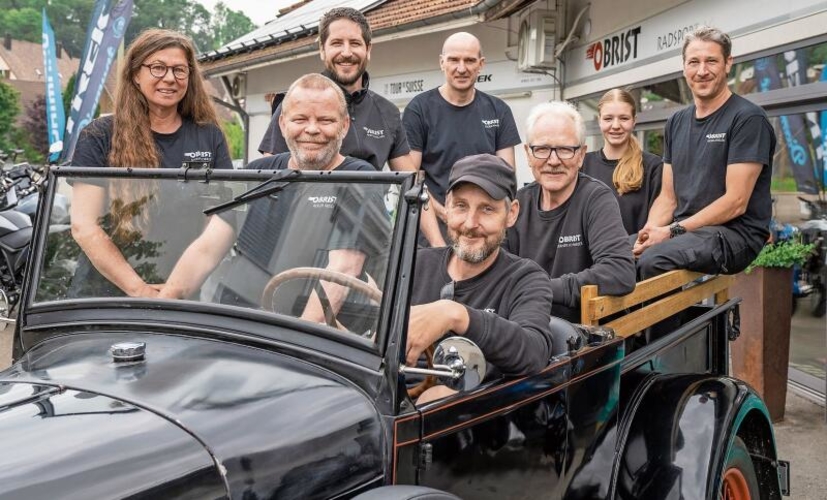 Jürg Obrist am Steuer seines Ford-A-Oldtimers von 1930, umgeben von seinem Team. (Bild zvg)