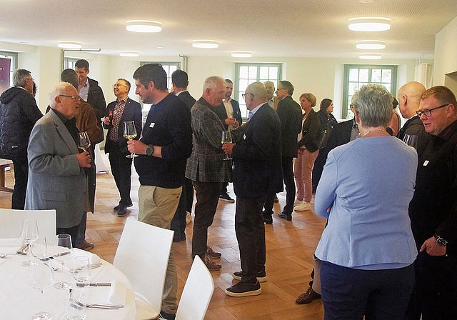 Vertreterinnen und Vertreter von 18 Unternehmen nahmen an der GV mit anschliessendem Nachtessen teil.