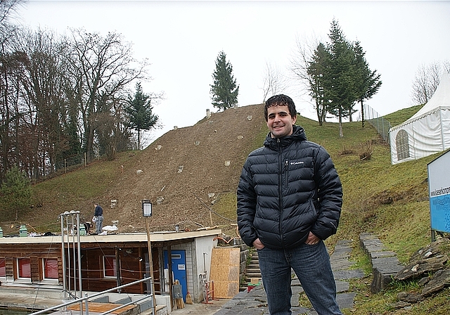 Jumpin-Geschäftsführer Andreas Isoz vor dem kahlen Schanzen-Hang. Auf dem Betriebsgebäude läuft derweil die Flachdach-Sanierung. (Bild Thomas Stöckli) Zivilschützer im Abbruch-Einsatz. Der grosse Kicker wird mit vereinten Kräften «gebodigt».