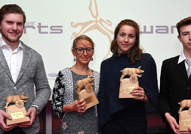 Die Sieger der Säuliämtler Sports Awards von links: stellvertretend für den Sieger Niels dessen Bruder Sven Hintermann, Emma Pooley und die beiden Nachwuchssportler Alessia Danelli und Mario Sidler. (Bild Martin Platter)