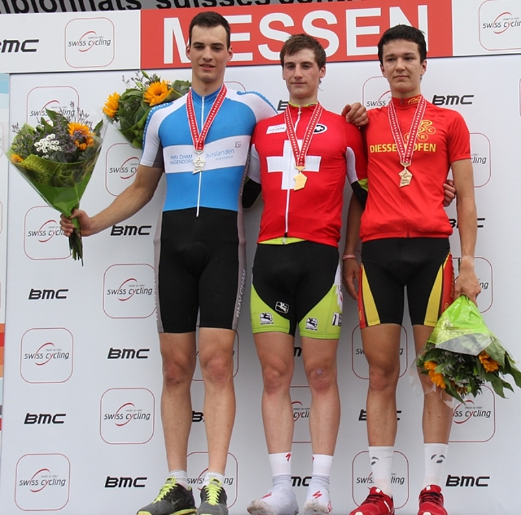 Fabian Kiser (links) mit dem neuen U19-Zeitfahr-Schweizer-Meister Tom Bohli (Mitte) und Lukas Spengler. (Bild zvg.)