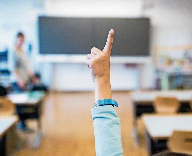 In Zürcher Klassenzimmern stehen auch im Schuljahr 2023/24 Personen ohne anerkanntes Lehrdiplom. (Symbolbild Keystone)