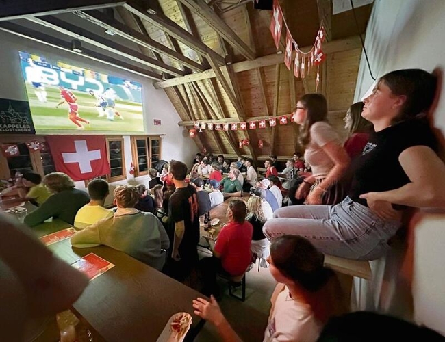 Stimmungsvolle Atmosphäre in der Galerie des Kappeler Gemeindesaals. (Bild Martin Platter)