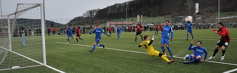 FCWB-Constancio (rechts) scheitert in der Nachspielzeit am stark reagierenden Chamer Torhüter. (Bild Kaspar Köchli)