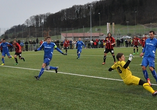 FCWB-Constancio (rechts) scheitert in der Nachspielzeit am stark reagierenden Chamer Torhüter. (Bild Kaspar Köchli)