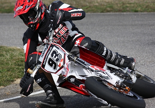 Schräglage, bis der Lenker am Boden streift: Der Hauptiker Supermoto-Youngster Mike Zürcher will mit neuer Maschine und neuem Team die Meisterschaft(en) gewinnen. (Bild zvg.)
