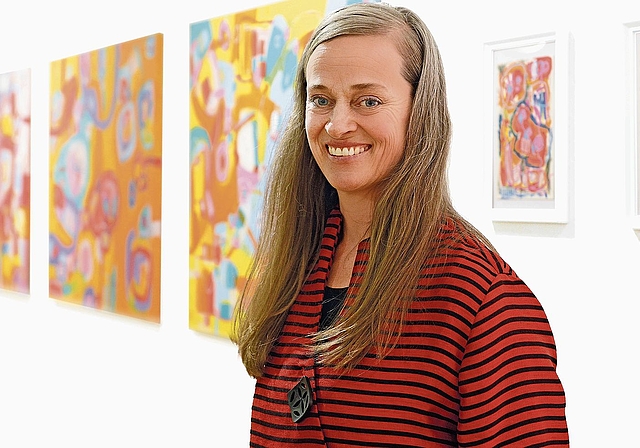 Teilen von menschlichem Erleben mit den Betrachterinnen und Betrachtern: Barbara Haegi vor einigen ihrer Bilder in der Ausstellung in Stallikon. (Bild Erika Schmid)