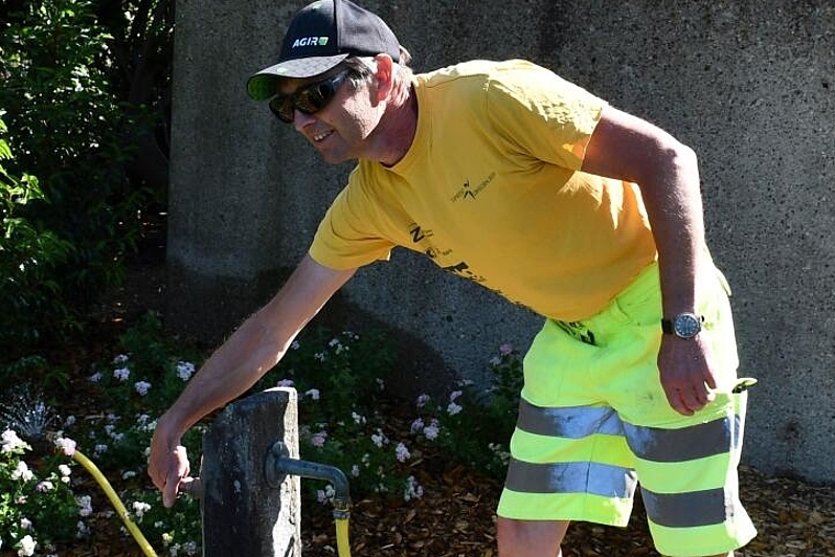 Gemeindemitarbeiter Martin Baer auf dem Friedhof an der Arbeit. Seit 20 Jahren kümmert er sich um die Anliegen der Gemeinde Obfelden. (Bild Dominik Stierli)