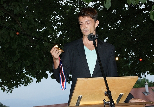 Erinnerung an seinen Weltcup-Sieg: Thomas Lambert mit der Goldmedaille von Lake Placid. (Bild Thomas Stöckli)