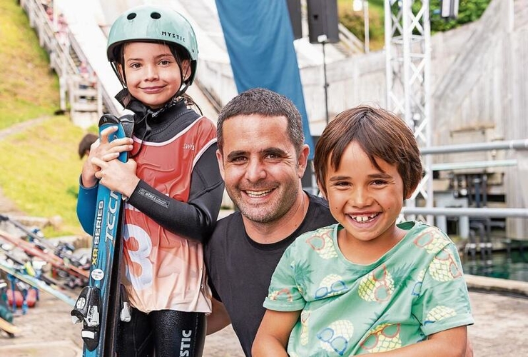 Stolzer Vater: Andreas Isoz, Präsident und Geschäftsführer der «Jumpin»-
Anlage, mit den Kindern Aline und Elias. Aline sprang am Samstag erstmals vor grösserem Publikum von der Schanze.