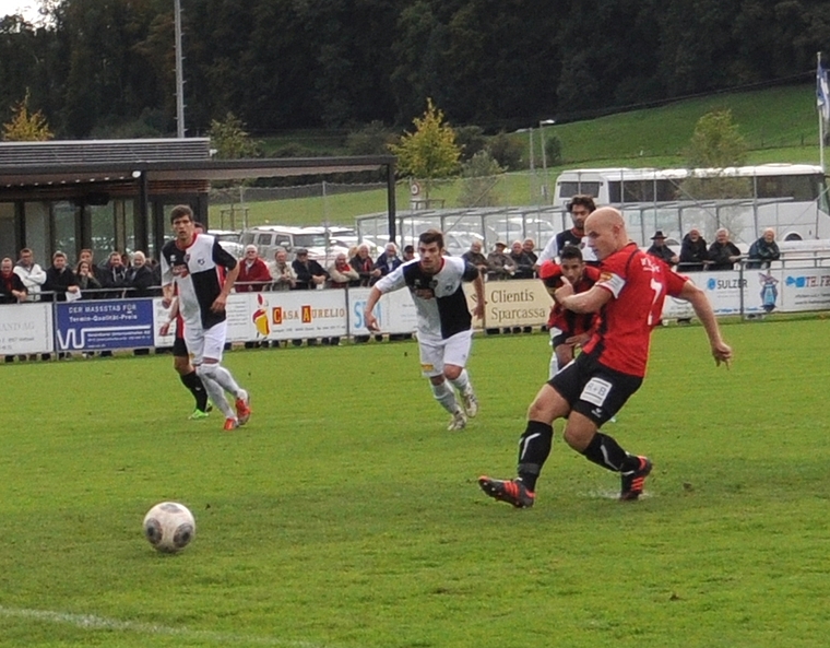 Captain Nico Buchmann (hier sein verschossener Penalty gegen Mendrisio) traf dieses Mal wunderbar in die hohe Ecke. (Bild Kaspar Köchli)