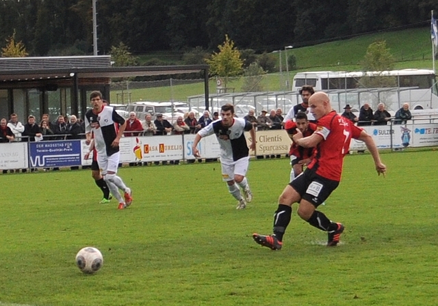 Captain Nico Buchmann (hier sein verschossener Penalty gegen Mendrisio) traf dieses Mal wunderbar in die hohe Ecke. (Bild Kaspar Köchli)