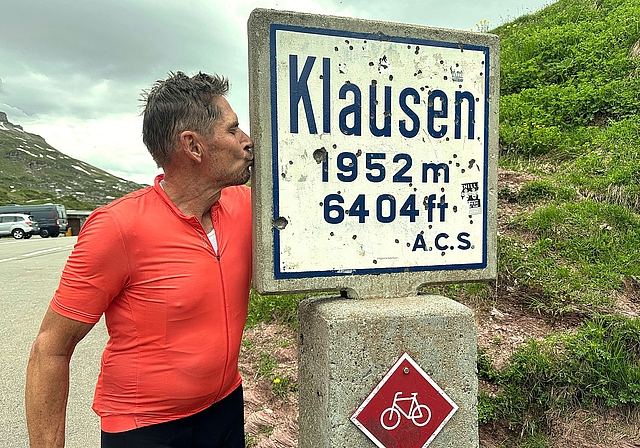 Geschafft! Der 67-jährige Dino Rey hat die Klausenpasshöhe mit dem Rennvelo erreicht.