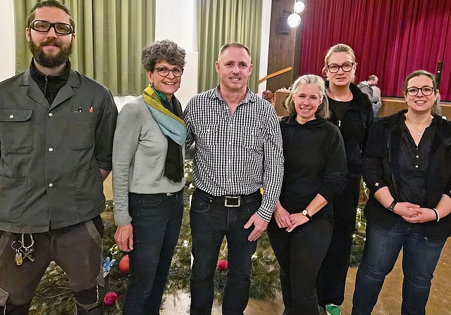 Weihnachtslieder der Kinder und eine emotionale Verabschiedung des Leiters Hauswartung, von links: Nachfolger Nicola Stirnimann, Lehrerin Jasmin Sandmeier, Roger Hegetschweiler, Marianne Riniker (Verwaltung), Daniela Burkart (Schulpflege) und Vanessa