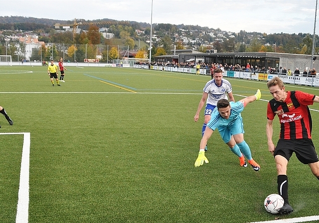 Eine Schlüsselszene: Brüniger umkurvt Keeper Merlo und passt zur Mitte; statt dem 1:1-Ausgleich fällt im Gegenzug das 2:0 für Tuggen. <em>(Bild Kaspar Köchli)</em>