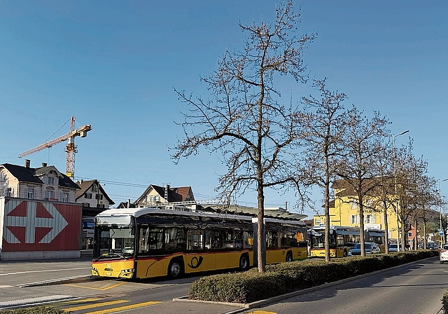 Bei den Postauto-Linien im Säuliamt sind einige Anpassungen vorgesehen. Im Bild die Haltestellen beim Bahnhof Affoltern am Mittwochabend. (Bild Dominik Stierli)