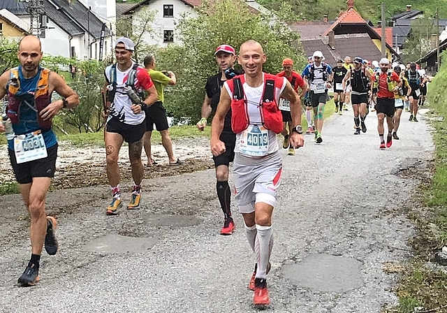 Von Beginn an vorneweg: Adrian Brennwald (rechts, mit Startnummer 4019) am Ultratrail in Podbrod, Slowenien. <em>(Bild zvg.)</em>