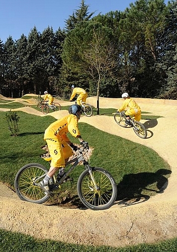 Auf dem Pumptrack können Biker ihre Fertigkeiten testen.
